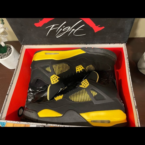 Jordan 4 Retro Thunder (2012) Size 12 - Picture 10 of 12